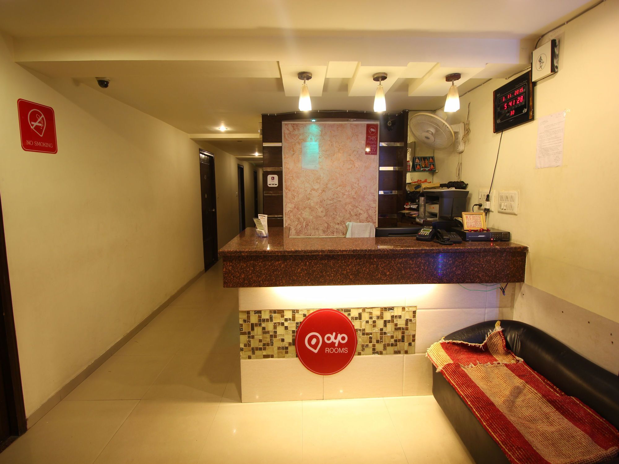 Oyo 2485 Hotel Kalash Inn Ахмедабад Экстерьер фото