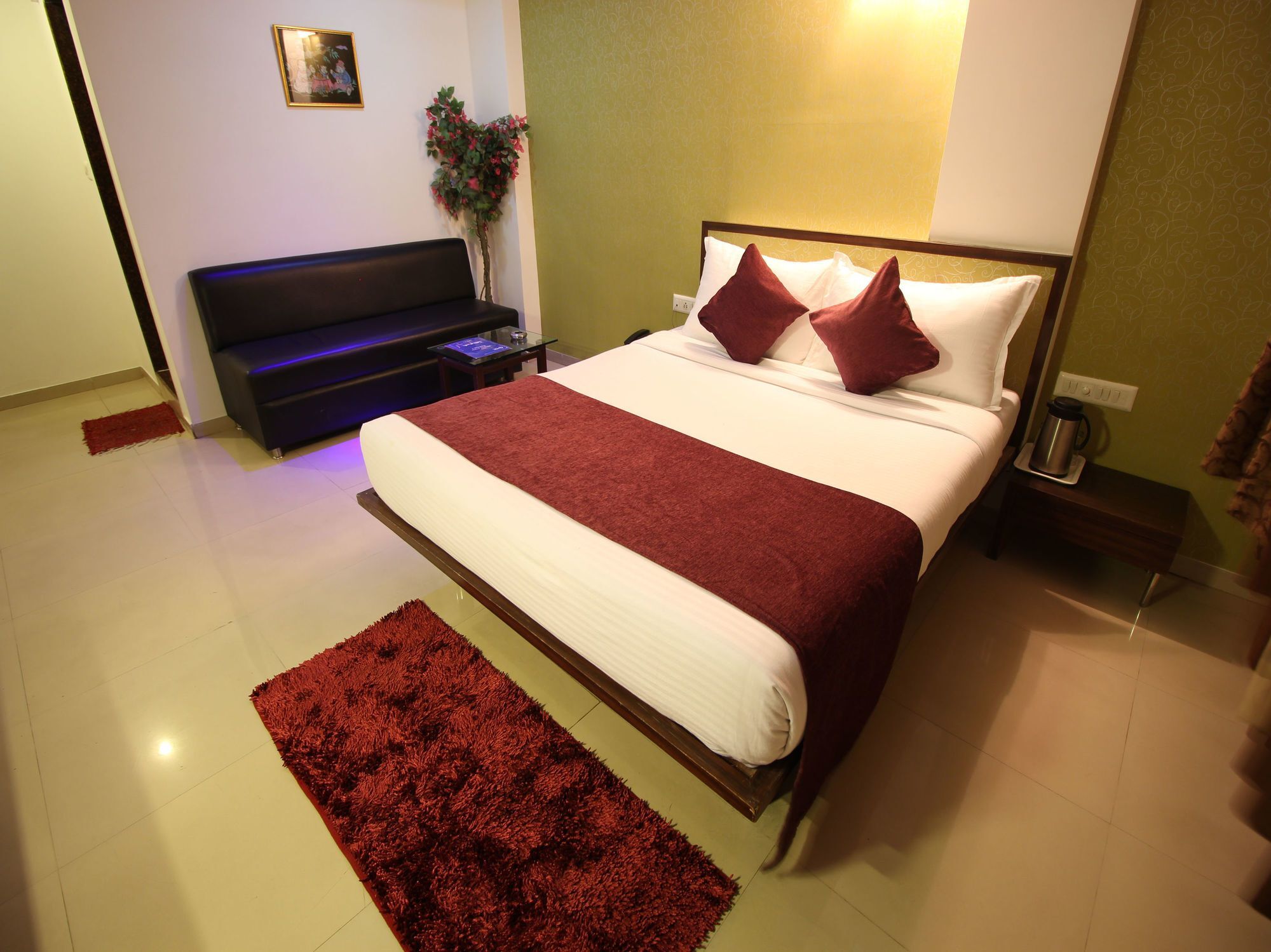 Oyo 2485 Hotel Kalash Inn Ахмедабад Экстерьер фото