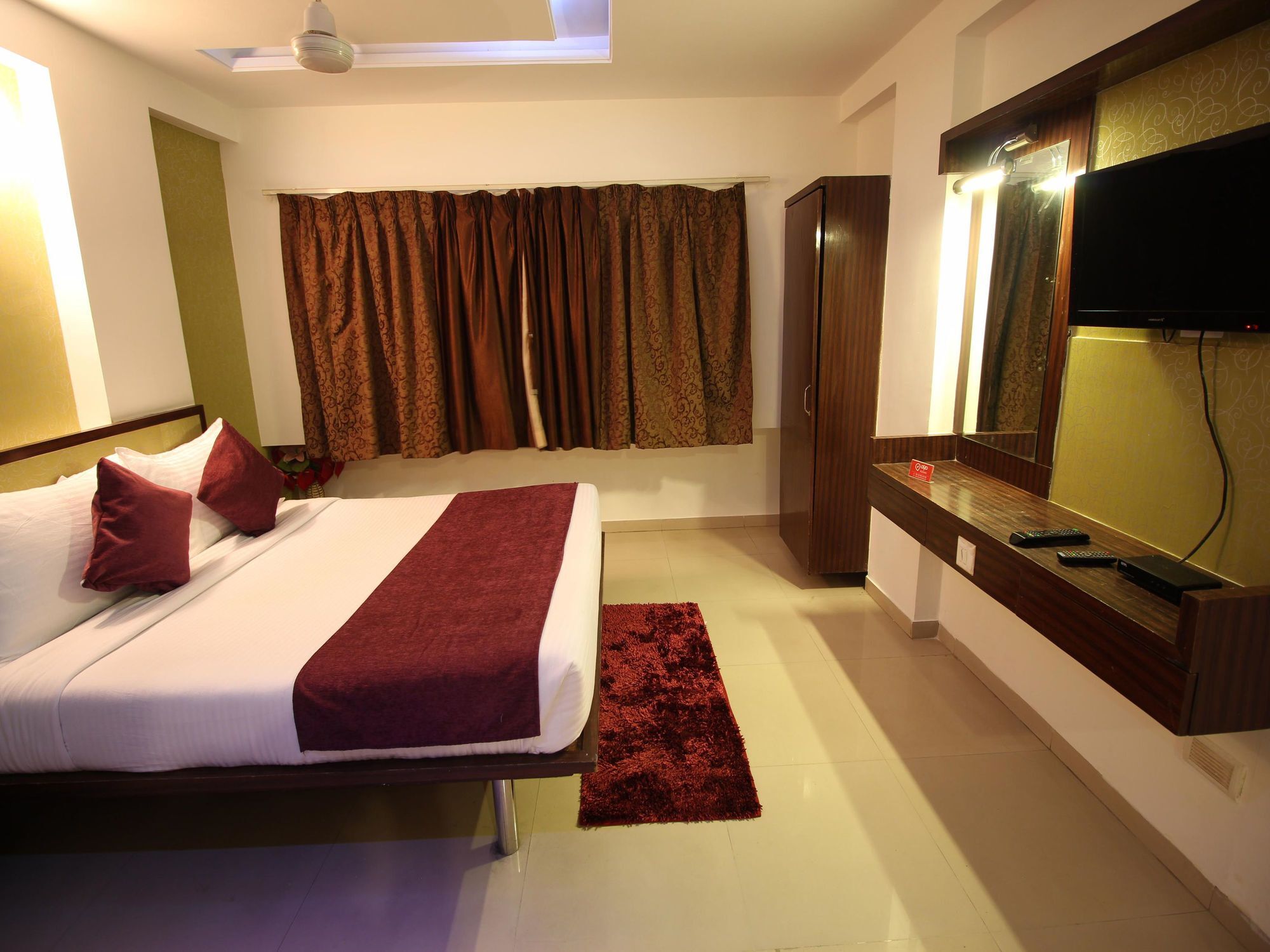 Oyo 2485 Hotel Kalash Inn Ахмедабад Экстерьер фото