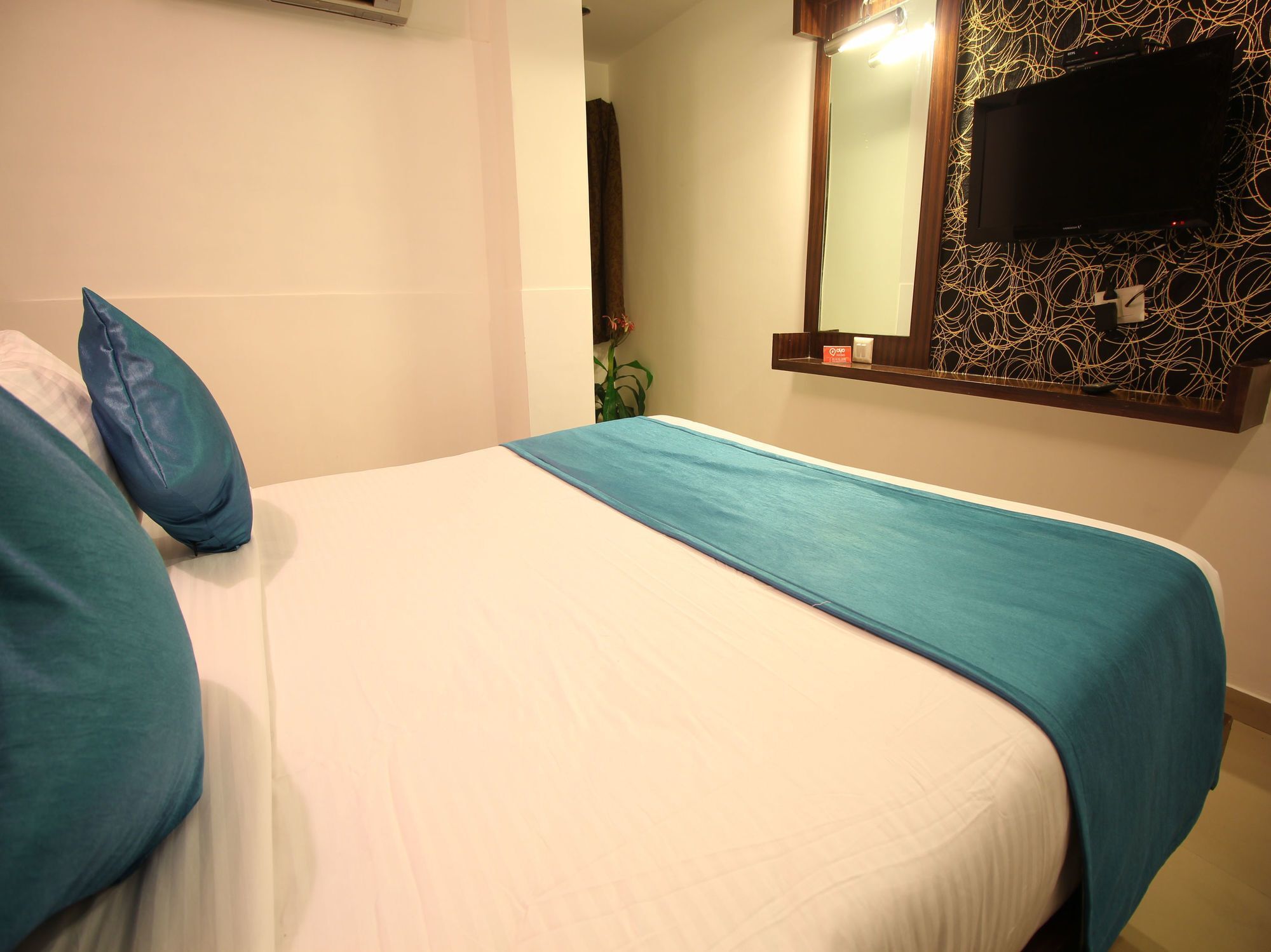 Oyo 2485 Hotel Kalash Inn Ахмедабад Экстерьер фото