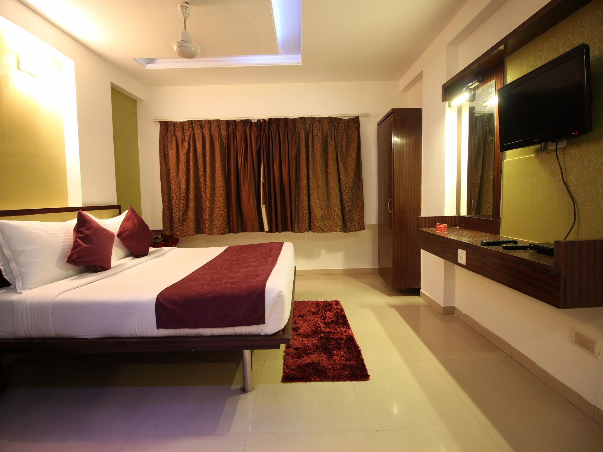 Oyo 2485 Hotel Kalash Inn Ахмедабад Экстерьер фото