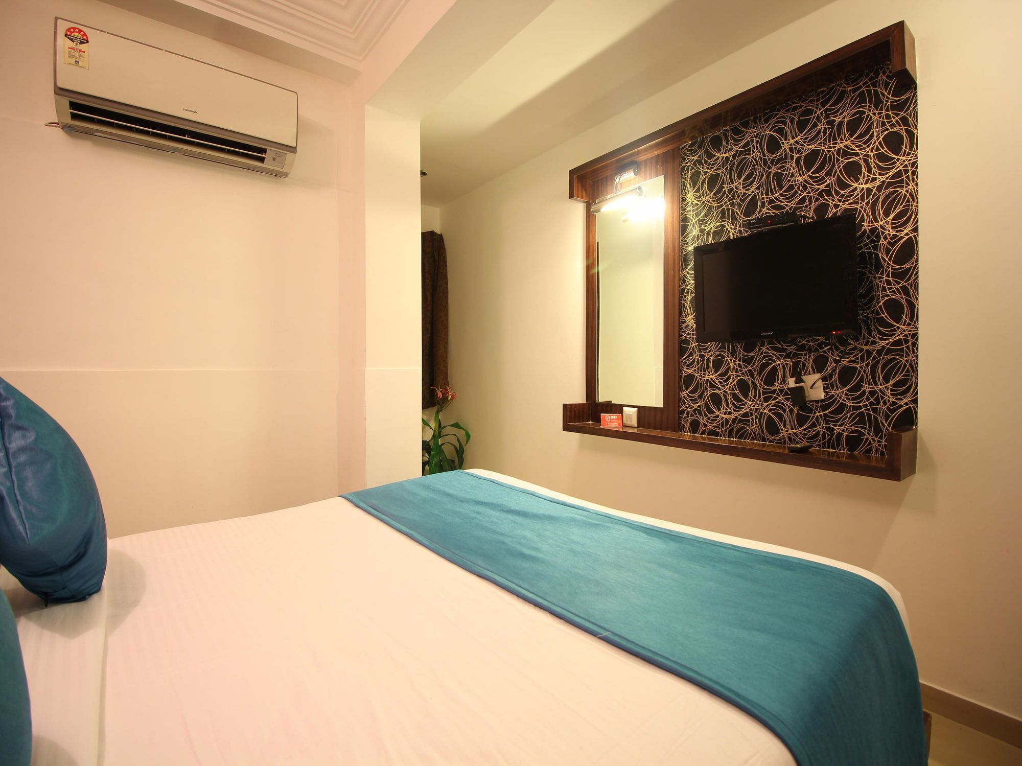 Oyo 2485 Hotel Kalash Inn Ахмедабад Экстерьер фото
