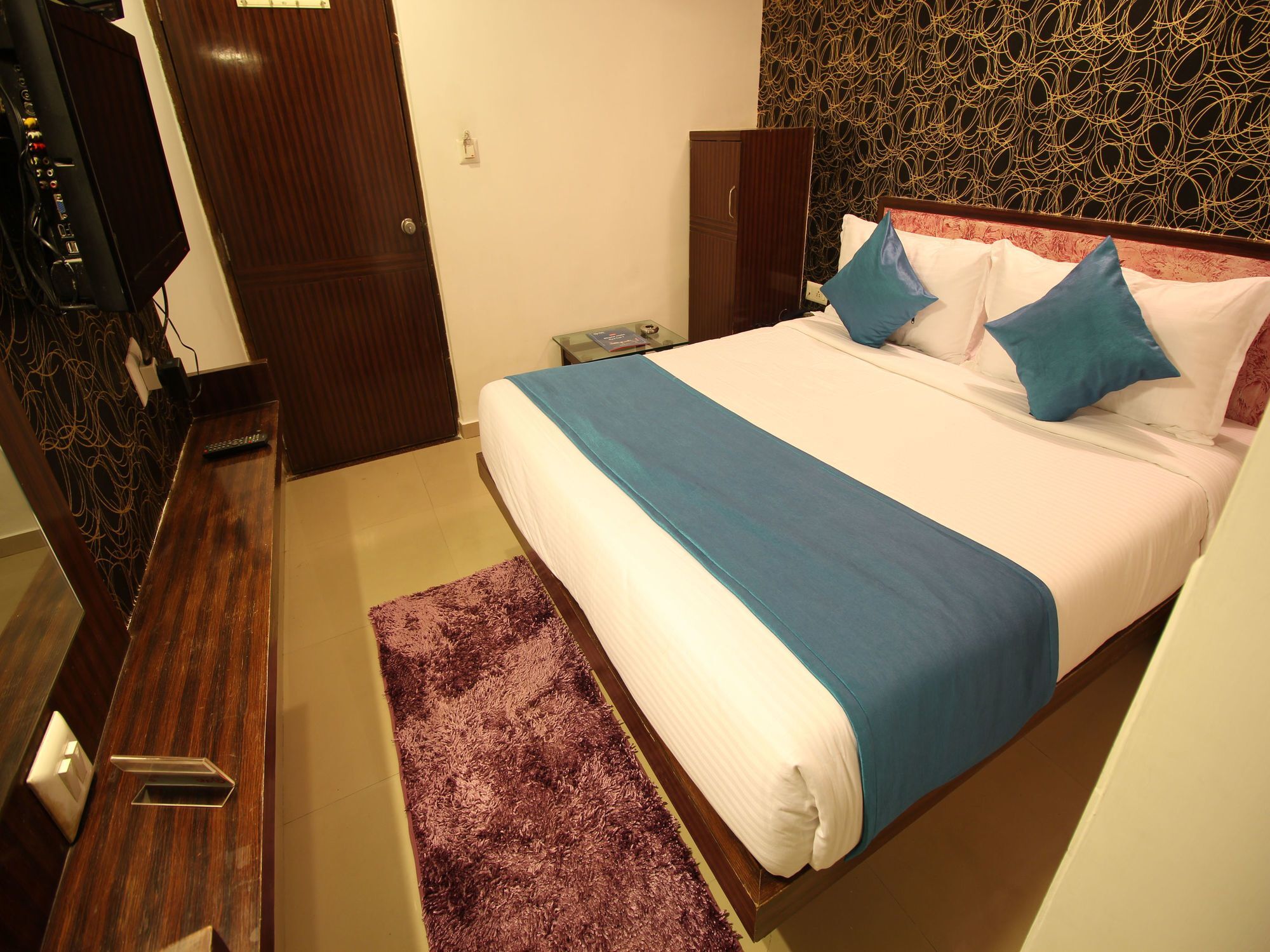Oyo 2485 Hotel Kalash Inn Ахмедабад Экстерьер фото